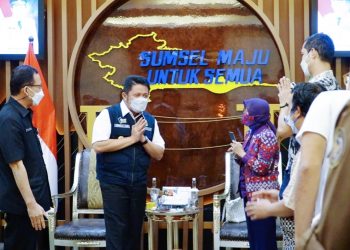 Gubernur Sumsel Herman Deru, saat menerima Tim dan Panitia Event Palembang Triatlhon 2021 dari Kementerian Pariwisata dan Kreatif/Badan Pariwisata dan Ekonomi Kreatif RI di Ruang Tamu Gubernur Sumsel, Kamis (17/6). (fornews.co/humas pemprov sumsel)