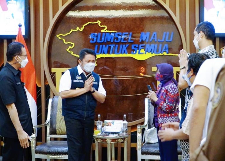 Gubernur Sumsel Herman Deru, saat menerima Tim dan Panitia Event Palembang Triatlhon 2021 dari Kementerian Pariwisata dan Kreatif/Badan Pariwisata dan Ekonomi Kreatif RI di Ruang Tamu Gubernur Sumsel, Kamis (17/6). (fornews.co/humas pemprov sumsel)