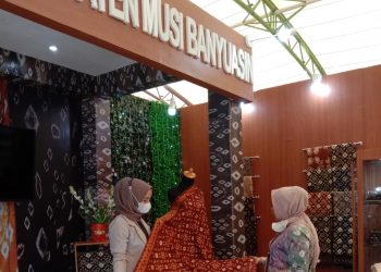 Pengunjung memperhatikan Produk eco fashion Gambo Muba, pada Sriwijaya Expo di Dinning Hall Jakabaring Sport City (JSC), Jumat (2/7/2021) lalu. (fornews.co/humas pemkab muba)