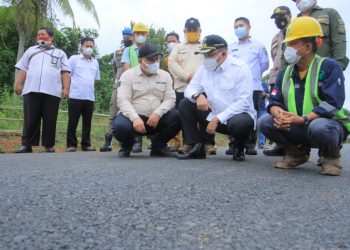Bupati Muba, Dodi Reza Alex, saat meninjau langsung hasil pembangunan jalan poros SP 11 hingga Trans B2, Kecamatan Plakat Tinggi, Selasa (13/07/2021). (fornews.co/humas pemkab muba)