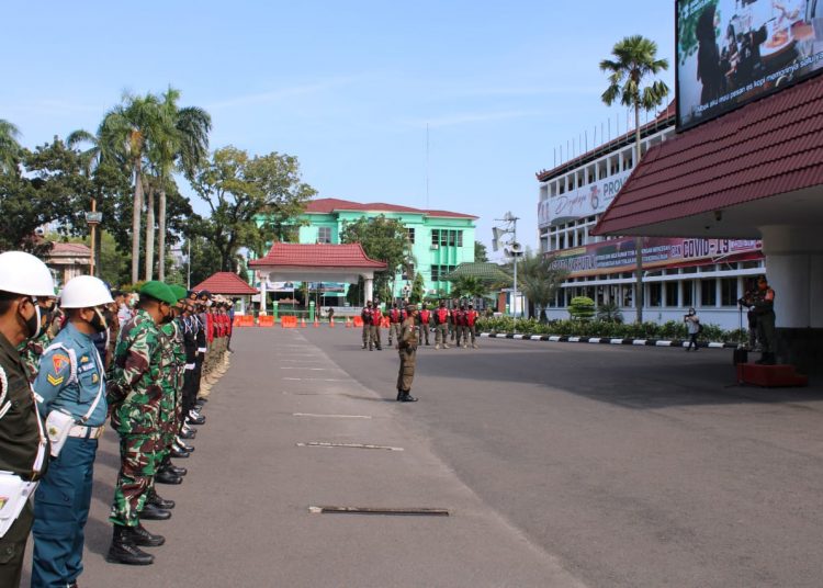 Kasat Pol PP Sumsel, Aris Saputra saat memimpin apel bersama Tim Gabungan Peningkatan Disiplin dan Penegakan Hukum dalam Pengedalian Wabah Penyakit Menular (COVID-19), di Kantor Gubernur Sumsel, Sabtu (12/6/2021). (fornews.co/humas pemprov sumsel)