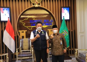Gubernur Sumsel Herman Deru bersama Kepala Perwakilan BKKBN Sumsel, Nopian Andustri, usai beraudensi di kantor Gubernur, Senin (28/6/2021). (fornews.co/ humas pemprov sumsel)