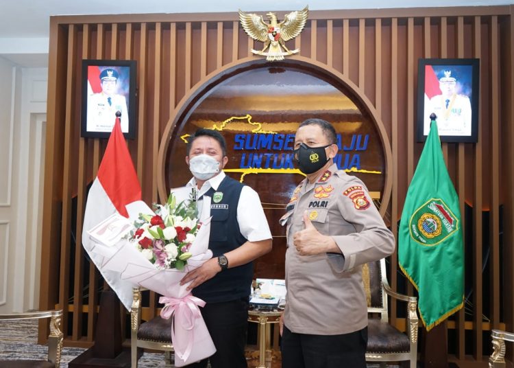 Gubernur Sumsel Herman Deru saat menerima kunjungan kerja Kapolda Sumsel Irjen Pol Eko Indra Heri di ruang tamu Gubernur Sumsel, Rabu (30/6/2021) pagi. (fornews.co/humas pemprov sumsel)