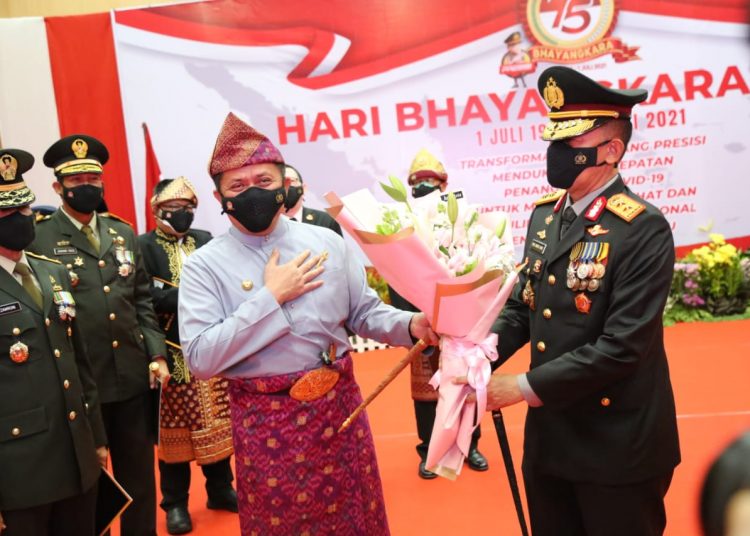 Gubernur Sumsel, Herman Deru Bersama Kapolda Sumsel, Irjen Pol Prof. Dr. Eko Indra Heri, usai Upacara Hari Bhayangkara ke-75 di ruang Rekonfu Polda Sumsel, Kamis (1/7/2021) pagi. (fornews.co/humas pemprov sumsel)