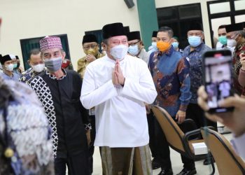 Gubernur Sumsel, Herman Deru, saat tiba untuk membuka training center MTQ Tingkat Nasional, di Asrama Haji Palembang Rabu (7/7/2021) malam. (fornews.co/humas pemprov sumsel)