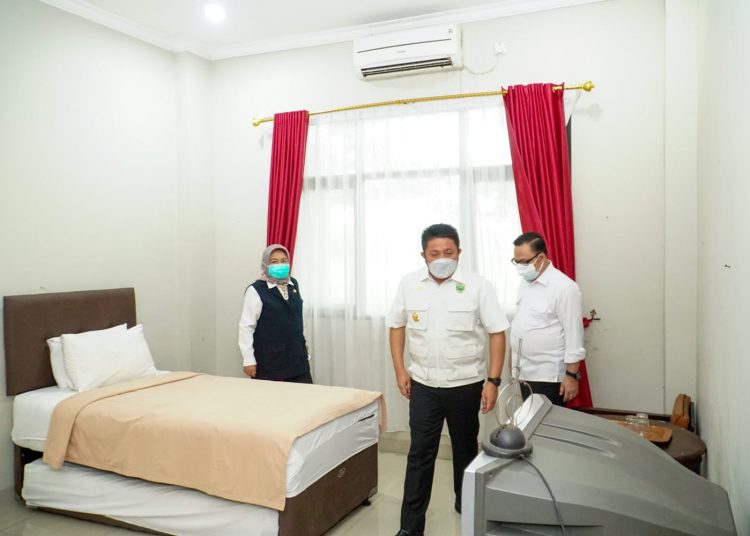 Gubernur Sumsel, Herman Deru, saat mengecek kamar di Gedung Mekkah, Asrama Haji Palembang, Rabu (14/7/2021) pagi. (fornews.co/humas pemprov sumsel)