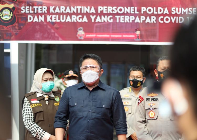 Gubernur Sumsel, Herman Deru bersama Kapolda Sumsel, Irjen Pol Prof Dr Eko Indra Heri, ketika akan meresmikan Selter Karantina Pasien COVID-19 di Komplek Pakri Palembang, Jumat (16/7/2021). (fornews.co/humas pemprov sumsel)