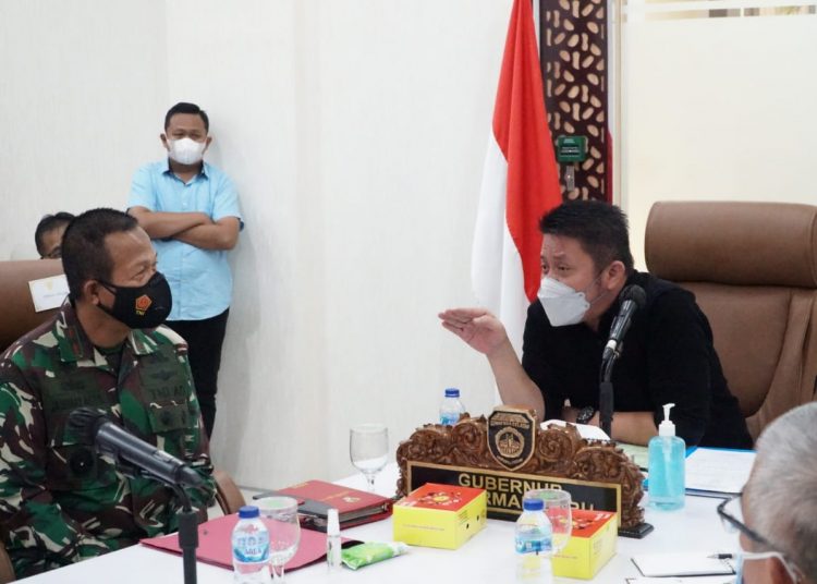 Gubernur Sumsel, Herman Deru, berbincang-bincang terlebih dahulu sebelum mengikuti Rakor bersama Menko Bidang Perekonomian RI, , Airlangga Hartarto, secara virtual, di Command Center Kantor Gubernur Sumsel, Sabtu (17/7/2021). (fornews.co/humas pemprov sumsel)