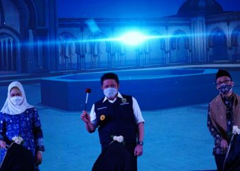 Gubernur Sumsel, Herman Deru, didampingi Ketua TP PKK Sumsel Febrita Lustia HD, memukul kendang, tanda dibukanya SYAFARI 2021, di Hotel Arista, Kamis (22/7/2021). (fornews.co/humas pemprov sumsel)