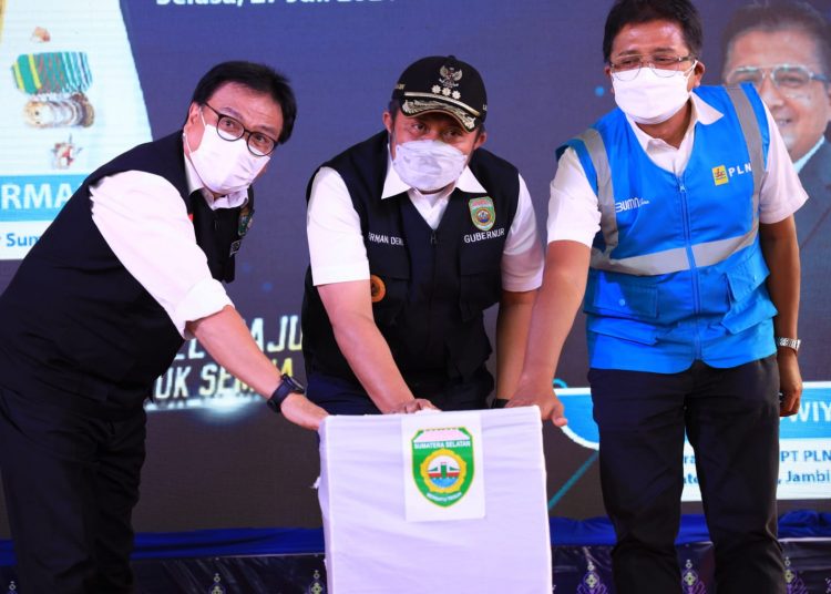 Gubernur Sumsel, Herman Deru, bersama Pj Bupati Muara Enim, Nasrun Umar dan General Manager PT PLN Unit Induk Sumsel, Jambi, dan Bengkulu, Bambang Dwiyanto, menekan sirene tanda diresmikannya jaringan listrik di Desa Pelakat, Selasa (27/7). (fornews.co/humas pemprov sumsel).
