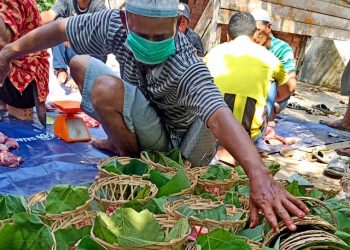 SELAIN pepalah pinang, masyarakat juga menggunakan daun jati dan anyaman bambu sebagai wadah daging kurban. (foto fornews.co/human pemkab muba) 