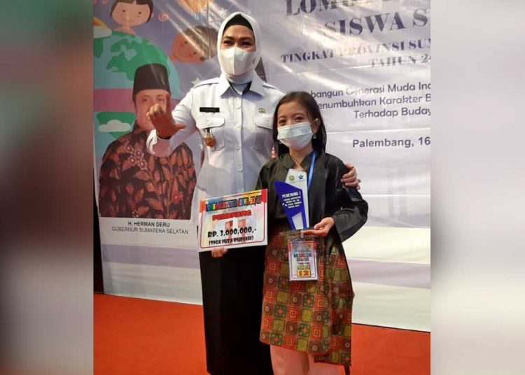 SISWI pelajar Sekolah Dasar Negeri 1 Sungai Lilin, Tiasherany Ayu Syafitri juara pertama lomba Bercerita Sumsel SD/MI tingkat Provinsi Sumatera Selatan. (foto fornews.co/humas pemkab muba)
