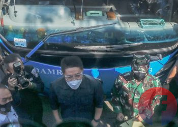 Gubernur Sumsel Herman Deru menyaksikan penempelan stiker kampanye prokes di bus Terminal Alang Alang Lebar Palembang, Jumat (16/7/2021). (fornews.co/mushaful imam)