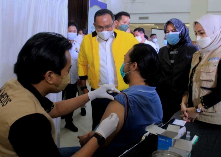 VAKSINASI gratis bagi pelaku UMKM di Sumsel itu difasilitasi oleh Bupati Muba, Dodi Reza Alex Noerdin, Ketua Umum KADIN. (foto fornews.co/humas pemkab muba)