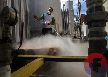 Petugas sedang membersihkan instalasi oksigen di RSUP Dr Mohammad Hoesin Palembang, Senin (26/7/2021). (fornews.co/ mushaful imam)