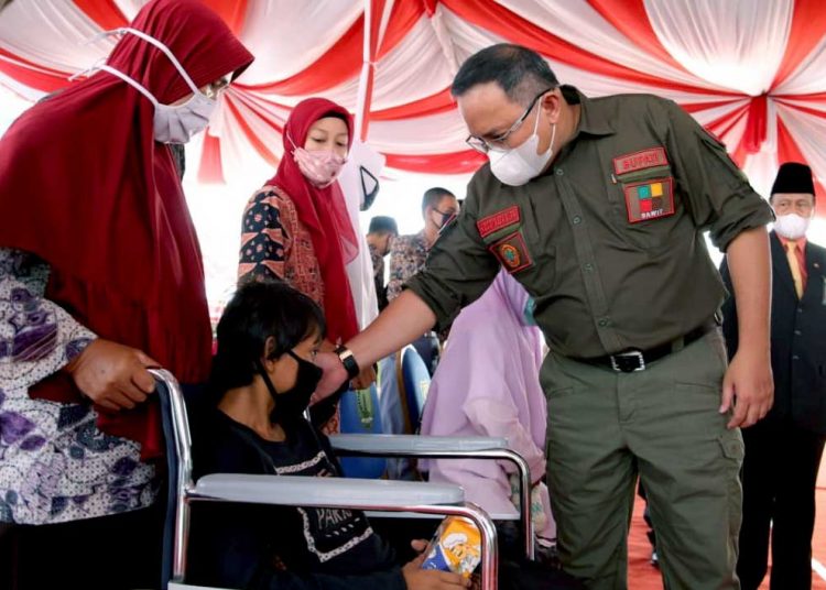 KEPALA Daerah Musi Banyuasin, Bupati Dodi Reza Alex Noerdin, saat bersama salah satu penyandang disabilitas di Muba. (foto fornews.co/pemkab muba)