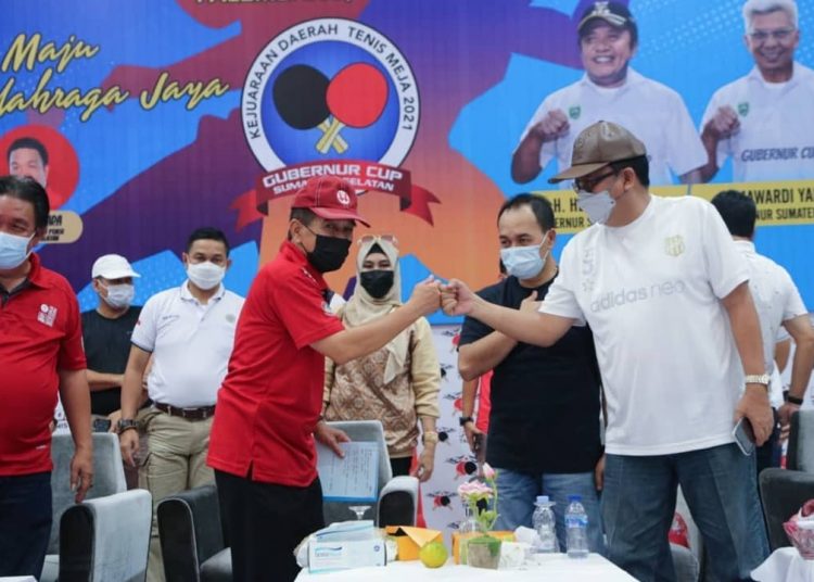 Plh Sekda Sumsel, Akhmad Najib (tengah) saat akan menutup Kejurda Tenis Meja Gubernur Cup di Pistop Xiom Table Tenis, Bukit Sangkal, Minggu (6/6/2021). (fornews.co/humas pemprov sumsel)