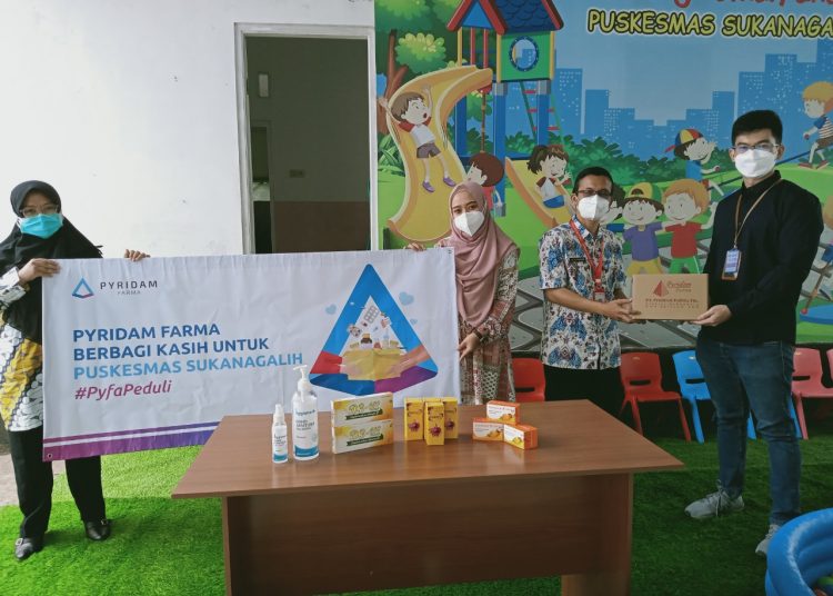 PT Pyridam Farma Tbk (PYFA) saat membagikan vitamin gratis kepada Puskesmas Sukanagalih, beberapa waktu lalu. (fornews.co/ist)