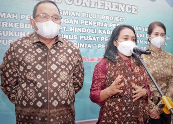 MENTERI Pemberdayaan Perempuan dan Perlindungan Anak (PPPA), I Gusti Ayu Bintang Darmawati, saat memberikan sambutan dalam rangka peresmian Puspaga Rumah Cinta di Opproom Pemkab Muba, Rabu (9/6/2021). (foto fornews.co/humas pemkab muba)