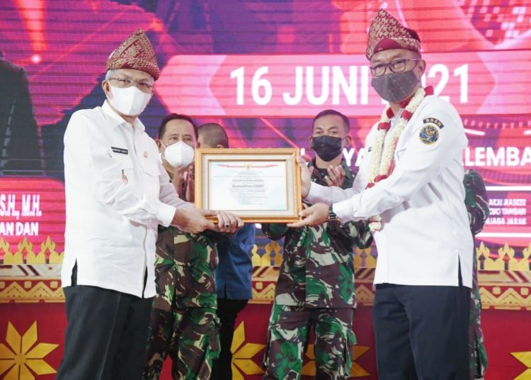 Wakil Gubernur Sumsel, Mawardi yahya bersama Kepala BSSN, Letjen TNI (Purn) Hinsa Siburian, saat peluncuran SUMSELPROV-CSIRT di ballroom hotel Aryaduta, Rabu (16/6/2021). (fornews.co/humas pemprov sumsel)