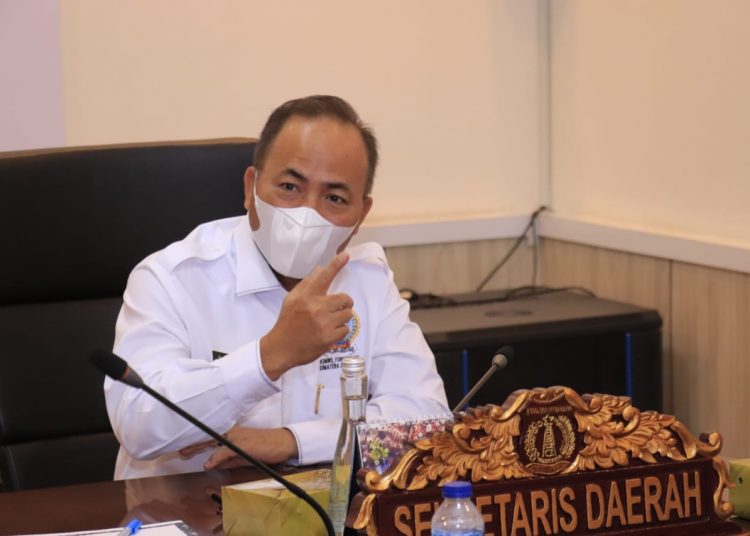 Sekda Muba, Apriyadi, saat mengikuti Rakornas Kepegawaian Tahun 2021 secara virtual dari di ruang rapat Sekda Muba, Kamis (1/7/2021). (fornews.co/humas pemkab muba)