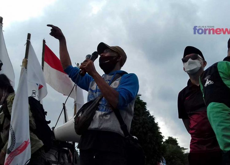 Ratusan massa yang tergabung dalam Serikat Buruh Sejahtera Indonesia (SBSI) DIY di Titik Nol Kilometer Kantor Pos Yogyakarta. (foto fornews.co/humas pemkab muba)