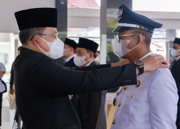 BUPATI Muba, Dodi Reza Alex Noerdin, saat melantik PNS di Pendopoan Rumah Dinas Bupati Musi Banyuasin. (foto fornews.co/humas pemkab muba)