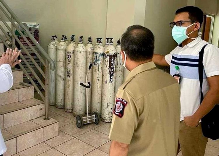 SEKDA Muba Apriyadi meninjau langsung penyimpanan oksigen di gudang penyimpanan RSUD Sekayu. (foto fornews.co/humas pemkab muba)
