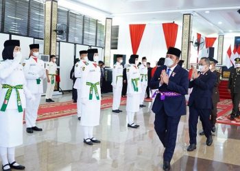 Gubernur Sumsel, Herman Deru, saat memperhatikan persiapan anggota Paskibraka Sumsel sebelum dikukuhkan di Griya Agung Palembang, Jum'at (13/8/2021).(fornews.co/humas pemprov sumsel)