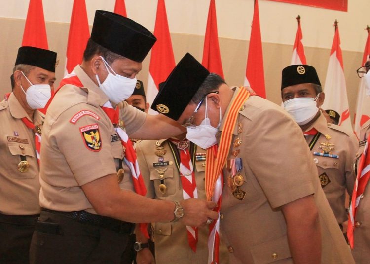 Ketua Kwarnas Gerakan Pramuka, Komjen Pol (Purn) Drs Budi Waseso, saat menyematkan lencana Melati kepada Kamabicab Gerakan Pramuka Muba, Dodi Reza Alex, di Taman Rekreasi Wiladatika Cibubur, Jumat (13/8/2021). (fornews.co/humas pemkab muba)