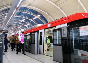 Presiden Ri Joko Widodo (Jokowi) saat hendak melihat kondisi kereta cepat di Jakarta beberapa waktu lalu. (fornews.co/ist)