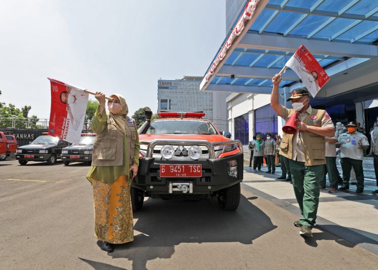 Kepala BNPB sekaligus Ketua Satgas Penanganan COVID-19 Letjen TNI Ganip Warsito (kanan) bersama Rektor UIN Syarif Hidayatullah Jakarta Prof Dr Amany Burhanuddin Umar Lubis, (kiri) melepas keberangkatan armada dan tim relawan di halaman Gedung IS Plaza, Jakarta Timur, Kamis (12/8). (fornews.co/ist)