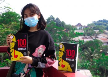 Mahasiswa Gunadarma memegang Buku 100 Anak Tambang Indonesia, yang berhasil menembus 12.000 eksemplar lebih selama sepekan sejak dibukanya Pre-Order. (fornews.co/ist)