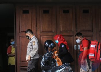 Dokter Polri dari RS Bhayangkara dan tim medis Dinkes Sumsel memasuki rumah Heryanty guna melakukan pemeriksaan, Rabu (4/8/2021) sore. (fornews.co/mushaful imam)