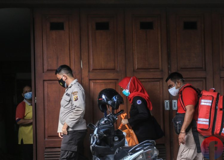 Dokter Polri dari RS Bhayangkara dan tim medis Dinkes Sumsel memasuki rumah Heryanty guna melakukan pemeriksaan, Rabu (4/8/2021) sore. (fornews.co/mushaful imam)