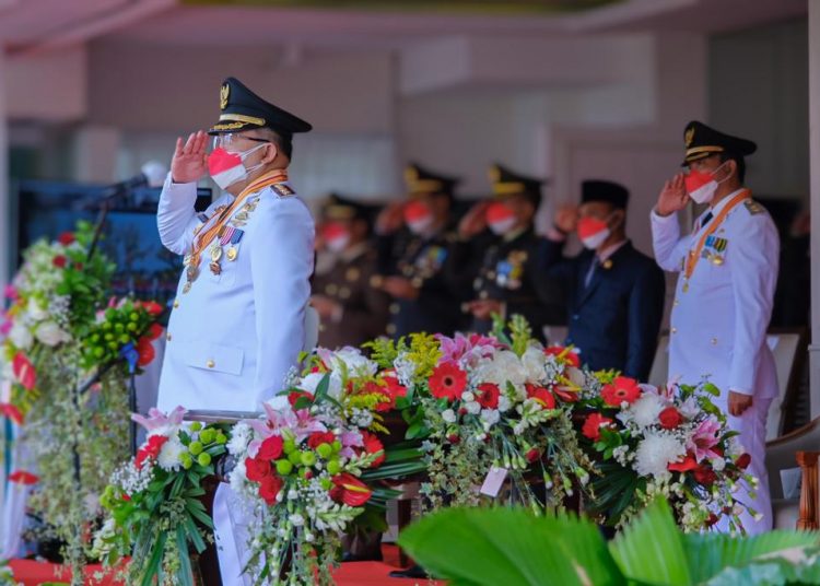 Bupati Muba, Dodi Reza Alex dan di belakangnya Wakil Bupati, Beni Hernedi, saat bersikap hormat pada pengibaran Bendera Merah Putih pada Upacara Peringatan HUT ke-76 RI, di Halaman Pendopoan Griya Bumi Serasan Sekate, Selasa (17/8/2021) pagi. (fornews.co/humas pemkab muba)