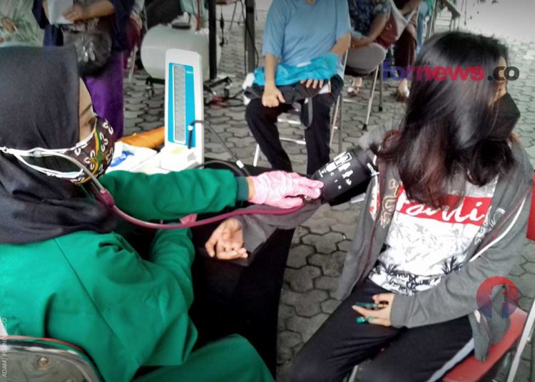 SEORANG warga Kecamatan Pakulaman berusia di atas 12 tahun sedang diperiksa oleh petugas kesehatan di Posko Paksin di Alun-alun Istana Kadipaten Pakualaman, Yogyakarta, Selasa (3/8/2021). (foto fornews.co/adam)