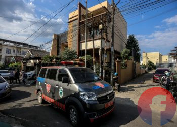 Mobil ambulans meninggal rumah saat kedatangan pertama di kediaman Heryanty di Jalan Tugu Mulyo Palembang, Selasa (3/8/2021). (fornews.co/mushaful imam)