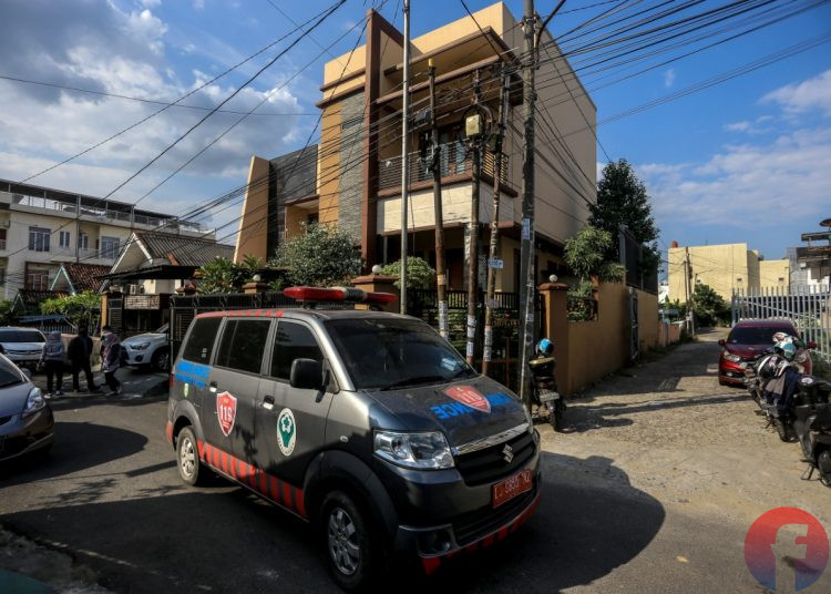 Mobil ambulans meninggal rumah saat kedatangan pertama di kediaman Heryanty di Jalan Tugu Mulyo Palembang, Selasa (3/8/2021). (fornews.co/mushaful imam)