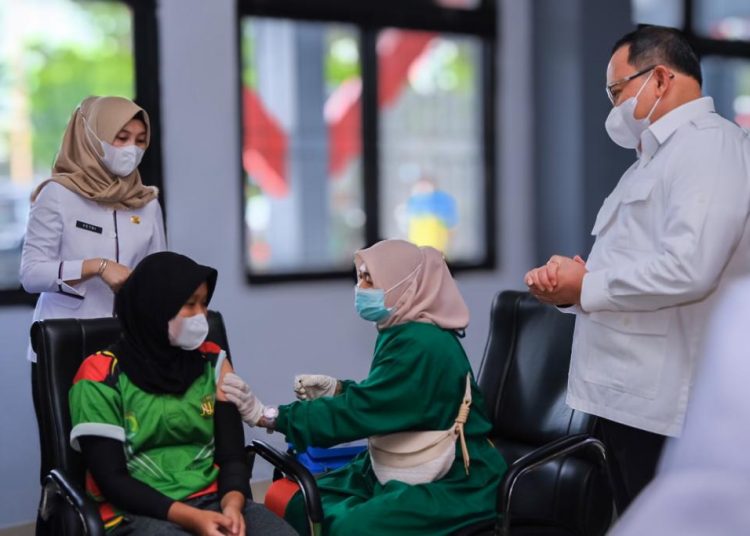 Bupati Muba, Dodi Reza Alex, melihat langsung salah satu atlet yang di vaksin, di Stadion Serasan Sekate Sekayu, Rabu (18/8/2021). (fornews.co/humas pemkab muba)