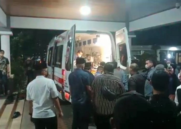 Mobil Ambulans yang membawa jenazah Percha Leanpuri tiba di Istana Gubernur Sumsel Griya Agung, Kamis (19/8/2021) malam. (fornews.co/ist)