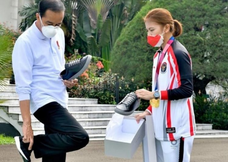 Presiden Jokowi mencoba sepatu sneaker baru Fine Counsel karya atlet bulutangkis Indonesia Greysia Polii di Istana Negara, Jumat (13/8/2021). (fornews.co/ist IG @ Jokowi)