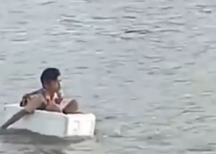 Potongan video bocah asal Desa Kuala Duabelas, Kecamatan Tulung Selapan, Kabupaten OKI yang viral menyeberangi sungai untuk berangkat ke sekolah. (fornews / ist)