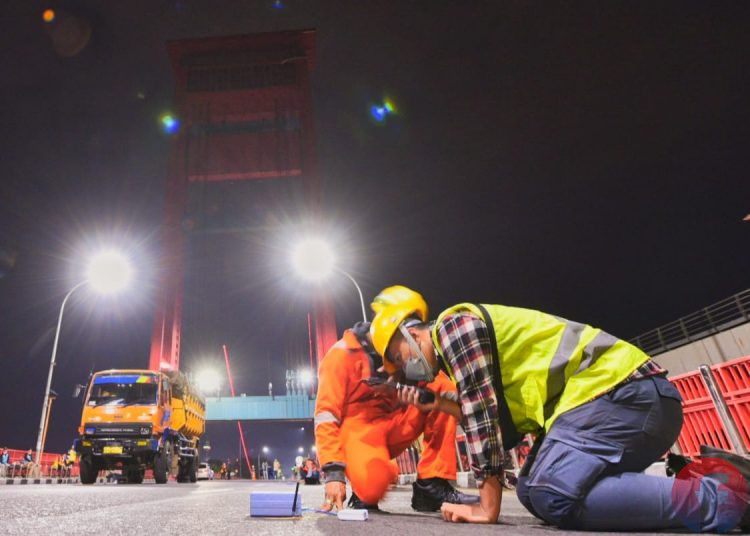 Petugas tengah menyiapkan alat saat BBPJN V Wilayah Sumsel melakukan pekerjaan mengetahui kapasitas struktur bangunan jembatan, Minggu (26/9/2021). (fornews.co/mushaful imam)