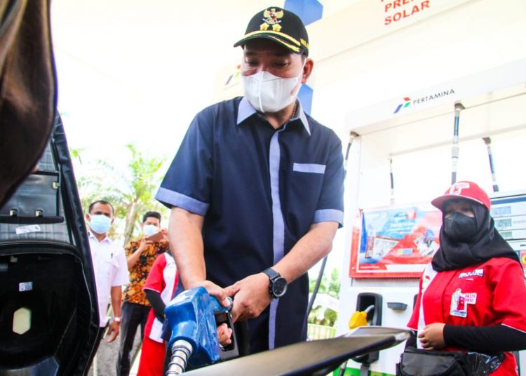 Wakil Bupati Muba, Beni Hernedi, mengisi bahan bakar kendaraan roda dua di SPBU Satu Harga, Desa Sukajaya, Kecamatan Plakat Tinggi, Kamis (16/9). (fornews.co/humas pemkab muba)