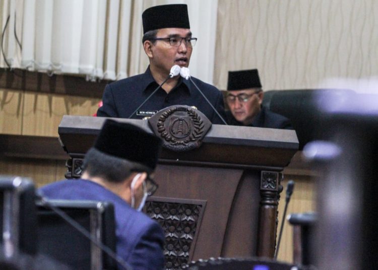 Wakil Bupati Muba, Beni Hernedi saat menyampaikan jawaban atas Pemandangan Umum Fraksi-fraksi DPRD Terhadap Pembahasan Raperda Tentang Perubahan APBD Kabupaten Muba TA 2021, di Ruang Rapat Paripurna DPRD Muba, Selasa (07/09/2021). (fornews.co/humas pemkab muba)