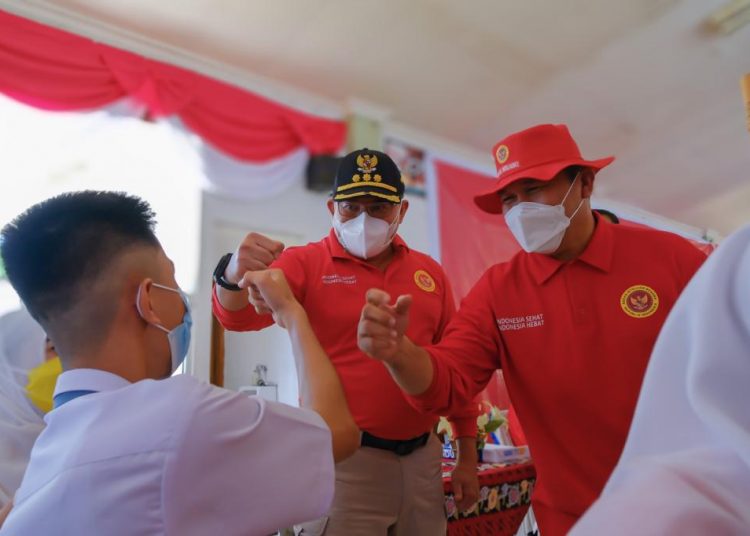 Bupati Muba, Dodi Reza Alex dan Kabinda Sumsel, Brigjen TNI Armansyah SH saat berbincang dengan pelajar yang akan di vaksin di SMP Negeri 6 Unggul Sekayu, Sabtu (11/9/2021). (fornews.co/humas pemkab muba)