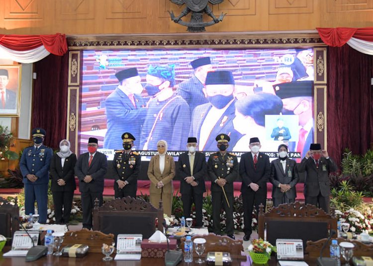 Ketua DPRD Sumsel RA Anita Noeringhati, Wakil Ketua DPRD Kartika Sandra Desi dan HM Giri Ramanda N Kiemas bersama Wakil Gubernur Sumsel Mawardi yahya, serta unsur Forkopimda, usai mendengarkan Pidato Kenegaraan Presiden RI, Senin (16/8/2021). (fornews.co/humas dprd sumsel)