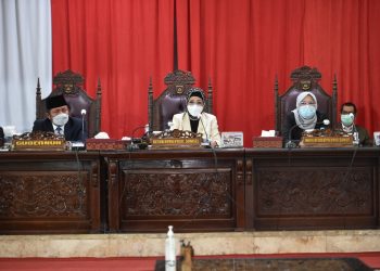 Gubernur Sumsel Herman Deru, bersama Ketua DPRD Sumsel RA Anita Noeringhati dan Wakil Ketua DPRD Kartika Sandra Desi, pada Rapat Paripurna dengan Agenda Penandatanganan Nota Kesepakatan Rancangan Awal Perubahan RPJMD Sumsel 2019 – 2023, Senin (26/7/2021). (fornews.co/humas dprd sumsel)