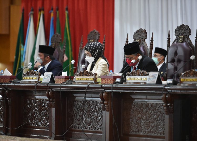 Gubernur Sumsel, Herman Deru, bersama Ketua DPRD Sumsel RA Anita Noeringhati, didampingi Wakil Ketua HM Giri Ramanda N Kiemas, pada Rapat Paripurna Senin (26/7/2021). (fornews.co/humas dprd sumsel)